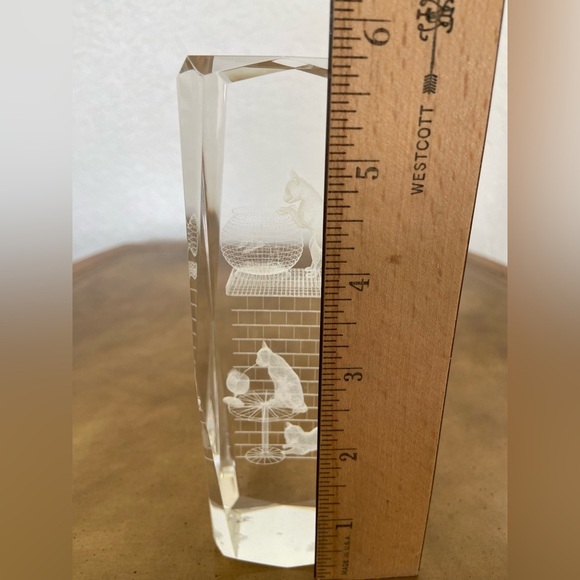 Vintage Tall Laser Etched 3D Crystal Glass Paperweight 3 Kittens Cats Playing 6" - Picture 3 of 9